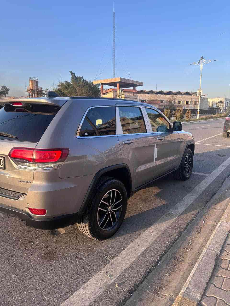 جيب لاريدو ٢٠٢٠
موصفات اعتيادي 
شاشه وسط
تشغيل 
حساسات 
اوتو بريك 
اوتو ستوب 
ماشيه ٩٧ ميل
ضرر باب سكن صبغ وشبر من جامرلغ
سعر 237$ 
مكان السيارة كركوك  ‭0770 239 9166‬ كركوك, العراق
