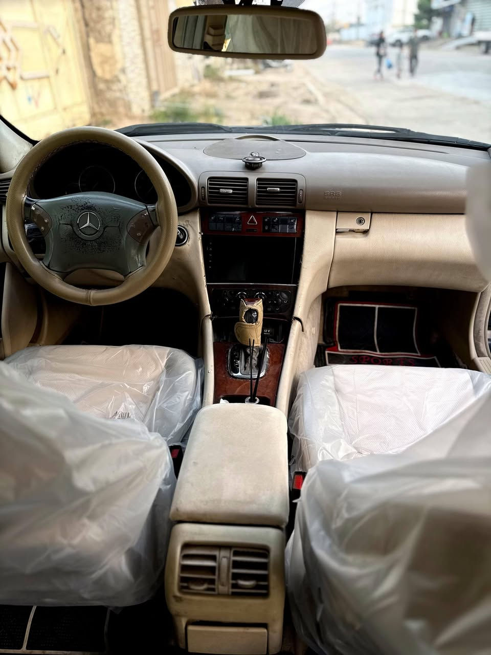 السلام عليكم مارسدسW203 موديل 2006  محرك 3000 vvt رقم اربيل شرط التحويل سياره مكفوله من الضربه مصبوغه عام اثر جراد سياره جاهزه من كلشي كهربائيات كلها شغاله منظومه تبريد جديده ثلج تبريدها تخم تاير جديد منظومه بانزين جديده بيها نقص بس صدرها الامامي شويه. سياره مكانها حله شارع 60  للاستفسار ***********
