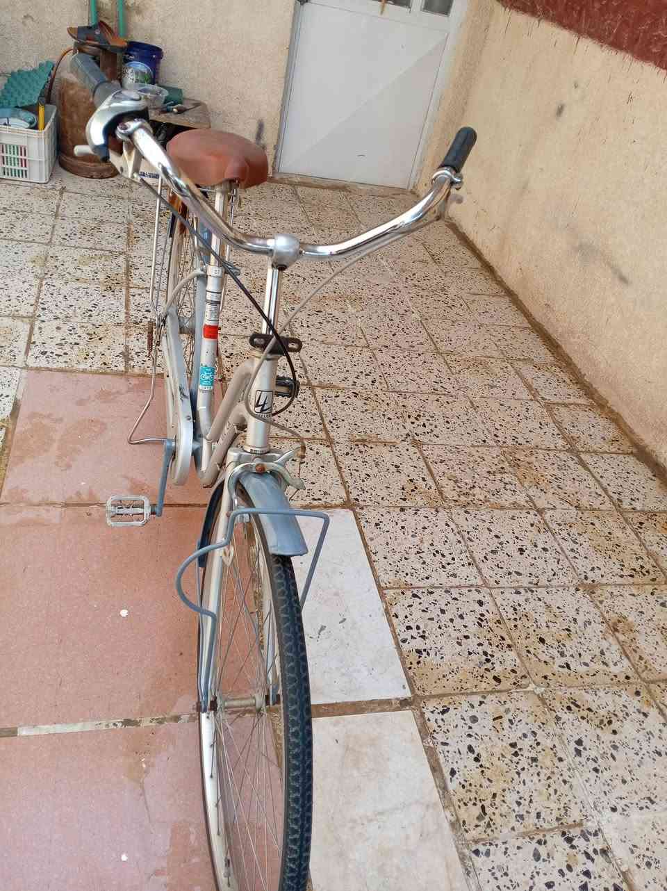 🛑 سلام عليكم بايسكل بنات للبيع بايسكل كامل مكمل ماناقسة شي.

🚲 حجم 27.
🚲 موديل 2015.
🚲 نضافة بايسكل كما هو موضح في الصور. 
🚲بريكات امامي وخلفي شغالات.
🚲 تايرات وجوابة أمامية وخلفية جديد.

💵 سعره 100 وبي مجال.
🗺️ عنوان كوت حي الحكيم شارع علاء غريب.

🛑 علمن لا يوجد واتساب ولا خاص اتصال فقط. 
☎️ *********** ☎️
☎️ *********** ☎️
☎️ *********** ☎️
