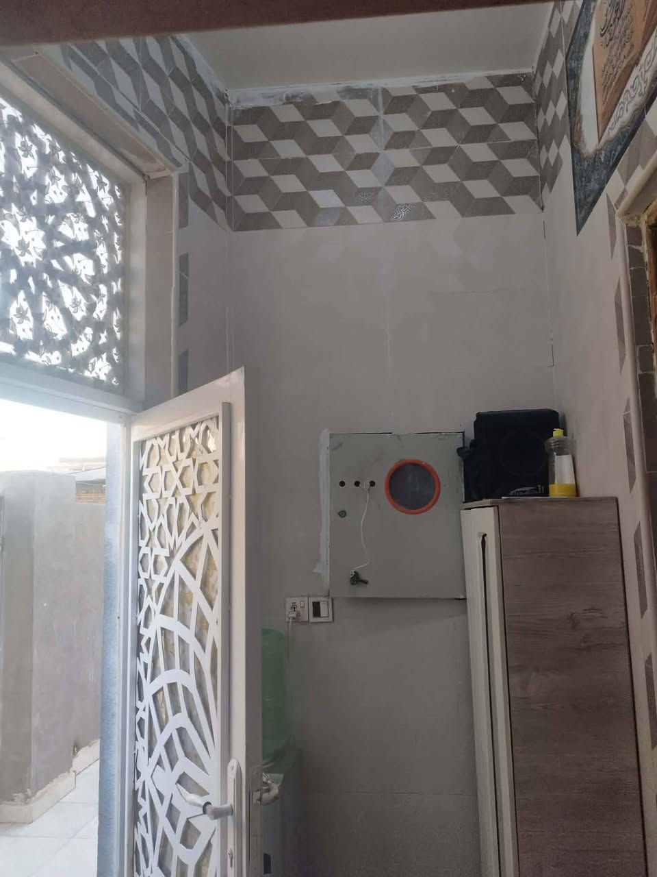 السلام عليكم   بيت ركن عله ثلاث شوارع طابو صرف
مساحه ٢٠٠ م  علمآ بناء البيت ٢٠٢٤ جديد كلش 
التفاصيل غرف ٢ + مطبخ + صاله + ديوانيه + صحيات داخليه وخارجيه   المكان حي العسكري شارع المستوصف قرب شارع الامام علي 
لاستفسار على 
***********
