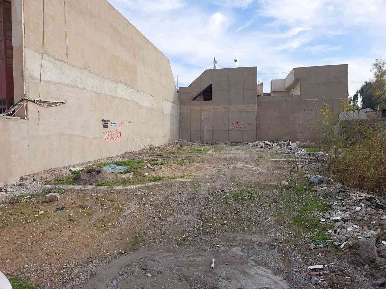 ارض سكنيه للبيع 
حي الرفاق شارع الروضه المحمديه 
المساحه 150 متر الواجهه 7.5 متر 
للإستفسار الاتصال على الأرقام 
***********
***********
