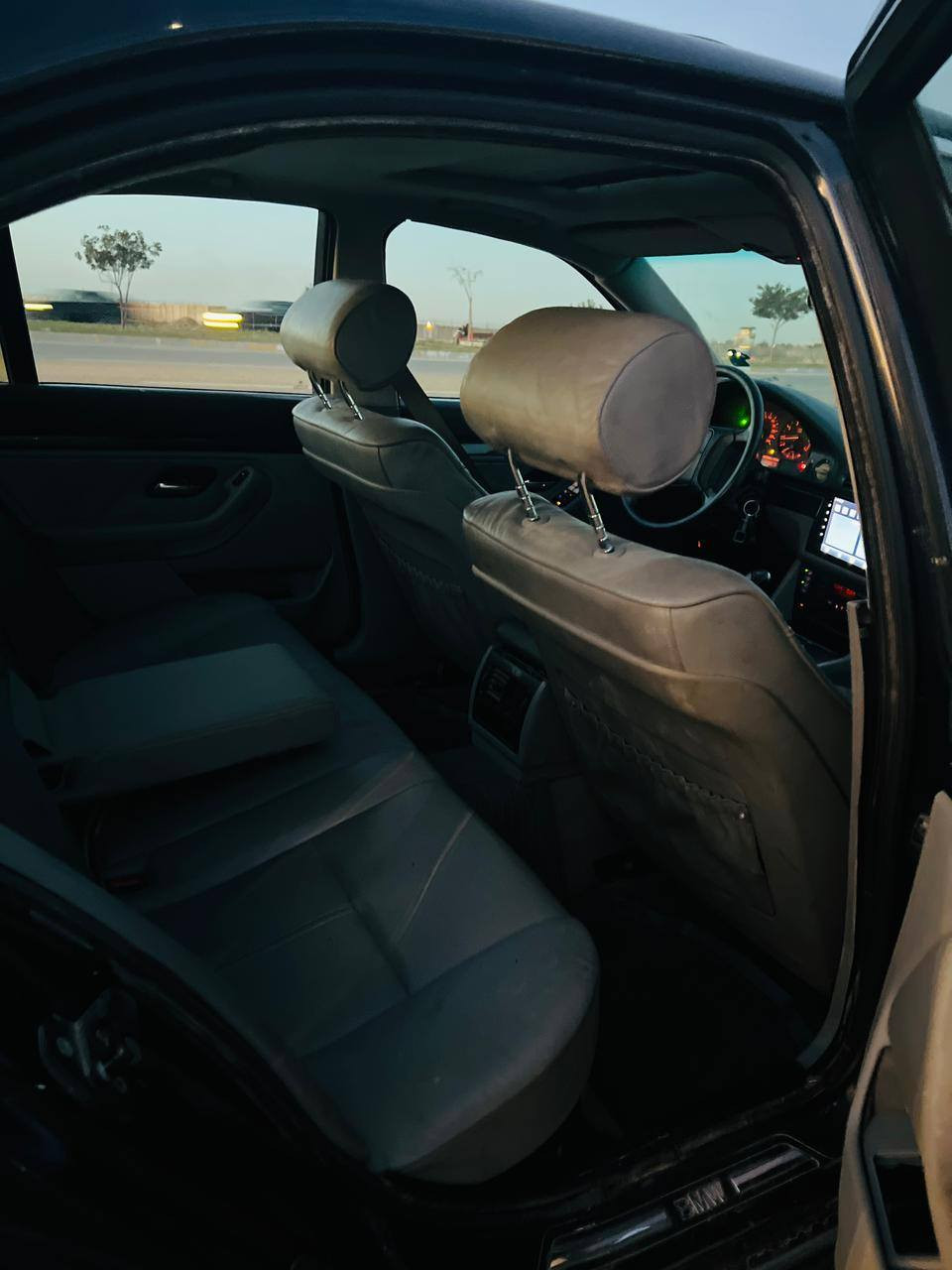 سلام علیکم بیێم سەقەر مۆدیل 1998مەکینە 525فول فولە بەس گێرعادیە سیارە کە یک دینار مەسرفی نیە دەعمولێداروی هیچ نیە تەنیا بۆجوانی سبوغ عامە شوێن کرکوک 
***********
*********** كركوك, العراق
