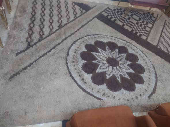 السلام عليكم زوليه للبيع القياس 3 في 4 نظيفه جدا واكو وحدهه تشبهها اثنين في ثلاثه العنوان حي جهاد قرب جامع محمد رسول الله للاستفسار *********** السعر الاثنين 150
