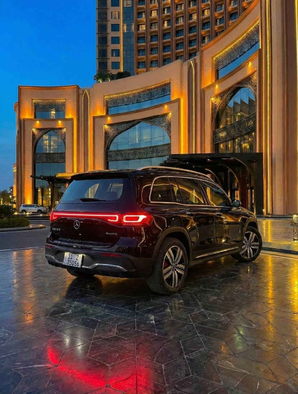 اول شي هاية المارسيديس كهربائية بالكامل
ثاني شي معدل عليها صاحب السيارة شركة اي ام جي ممعدلة  عليها هيج تعديل 
 
ثالث شي شنو بسعر جيب لو سعر كراون لو سعر برادو تاخذلك الماني ابن امة وابو والكشخة الحلوة والهيبة بسعر بلاش 
ترهم رجال اعمال ،عائلية ، شبابية 

من غير توفرلك 500 الف شهريا مال بانزين 

..
مواصفات السيارة 
🌍 صديقة للبيئة – قيادة كهربائية بالكامل بدون انبعاثات
🔋  مدى كهربائي يصل حتى 480 كم بالشحنة الواحدة حسب القيادة
⚡ محركين كهربائيين بإجمالي قوة 228 حصان
⏱ تسارع من 0 إلى 100 كم/س في حوالي 8 ثوانٍ
🛞 دفع رباعي 4MATIC يوزع القوة على جميع العجلات لثبات وأمان أعلى
⚡ شحن سريع DC من 10% إلى 80% خلال نصف ساعة فقط 

🏆 مميزات داخلية وتقنيات متطورة:
• سقف روز نجوم اكثر من 64 لون 
• حزام وفلنجات وارضية وستيرن تفصال لون احمر AMG
• لوكو مارسيدس عند فتح الباب 
• لد علامة مارسيدس امامي LED
• 5 مقاعد رحبة ومريحة مع إمكانية طي الصف الثالث
• مقاعد جلد فاخر مع تدفئة  للمقاعد الأمامية
• إضاءات محيطية داخلية بـ 64 لون قابل للتخصيص
• شاشة رقمية مزدوجة 10.25 إنش للعدادات والنظام الترفيهي
• نظام MBUX مع أوامر صوتية ذكية “Hey Mercedes”
• دعم Apple CarPlay و Android Auto لاسلكيًا
• نظام ملاحة متطور مع عرض الخرائط على لوحة العدادات 

🛡 أنظمة الأمان والمساعدة:
• مساعد الحفاظ على المسار
• مراقبة النقاط العمياء
• نظام مكابح الطوارئ التلقائية
• رادار أمامي للتكيف مع حركة المرور
• كاميرا مع حساسات محيطية ذكية 

حادثها بنيد ودعاميه اصلي شركه كلة مبدل 
ايرباك ستيرن 
ماشية 29 كيلو 

جان رايدها ب 360 ورقة بس مستعجل على بيعتها ب 330 وبيها مجال بسيط 

*********** :WhatsApp
