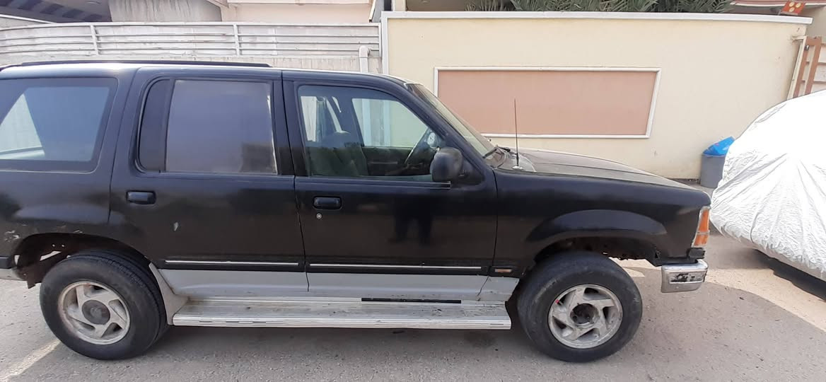 السلام عليكم سياره فورد رقم ذي قار مكينه وغير ٢.٥ ونص جديد كهربا ئيات تاير جديد عوزهه  ترتيب بسيط السنويه الى ٢٨  شرط التحويل مشروع وطني  *********** السعر ٣٠ بيهه مجال
