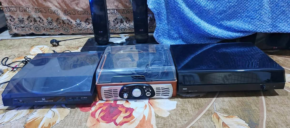 السلام عليكم .
اجهزة مشغل اسطوانات عدد ٣ نظيفة و شغالة .
الابر مالتم صالحة وغير متضررة .
الكببر الاسود حجم لارج ٤٢ سم ماركة NAD الصنع تشيكوسلوفاكيا ..يشتغل كهرباء .
الجهاز الاسود الثاني حجم ٣٥ سم .ماركة Dual 
الصنع صيني خاص لالمانيا يشتغل كهرباء .
الجهاز الصاجي حجم ٣٣ سم .بيه فلاش رام و سماعات داخلية ..الصنع صيني وياه محولة خارجية لتشغيله .
ابيعهم كلهم سوا .بسعر ٦٠ الف نهائي رجاءا .
للمراسلة او الاستفسار عالخاص او الرقم 
*********** .البصرة موجود توصيل شركة .
