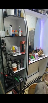 2 عدد ميز مرايات 2 عدد رفوف جنب المرايات  1 عدد رف بالوسط مع مجرات 2 2...