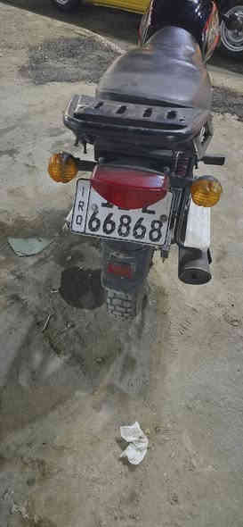 دراجه بوكسر 20
 مرقم بغداد تحويل ثاني يوم
دراجه نكره سلف نكره هندر مكاني بغداد شارع فلسطين
لد زينون التايرات صارلي شهر من بدلتهن الدراج 
مشكلتهه عداد ميشتغل وكفرات مال زنجيل والدرع ومجفته
دراجه شلعه ومعدل الدراجه مابيهه عيب رايدهه ب 1750
وبيهه مجال رقمي ***********
