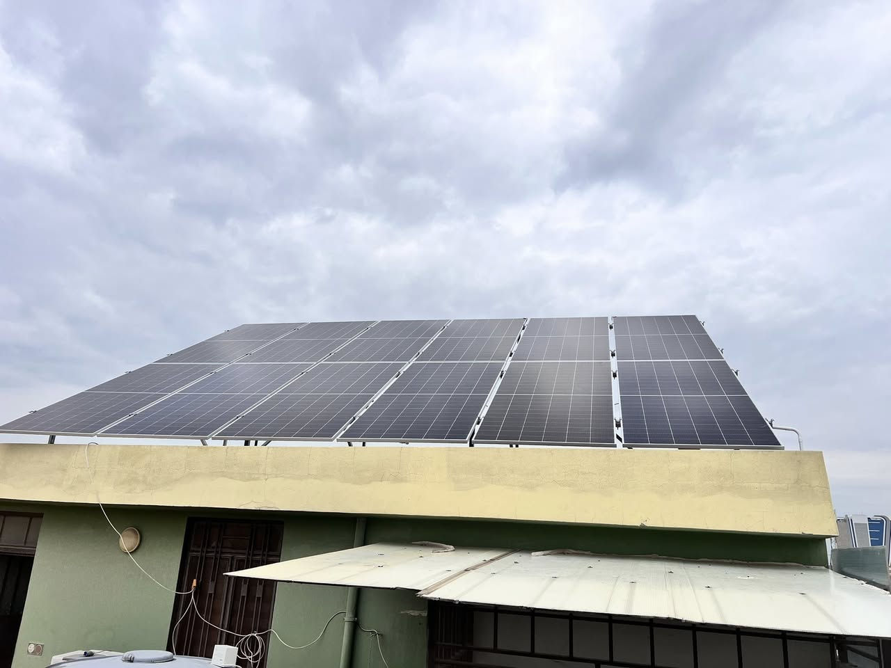 تم بحمدلله تجهيز وتنفيذ منظومة شمسية تعمل على تجهيز المنزل ب٢٠ امبير نهارا و١٠مساء في مدينة الموصل-حي البلديات

مكونة من ١٢ لونجي ٦١٥واط هيمو٧
وانفرتر ميگاريفو بقدرة ٨كيلو واط
وبطارية ليثيوم ١٦كيلو واط.ساعة

تم تنفيذ هذه المنظومة من قبل كادر مكتب ميكاواط للطاقة الشمسية

الموصل -شارع بغداد-مقابل مصرف الرشيد
***********
***********

#Megarevo
#solar
#موصل
#طاقة
