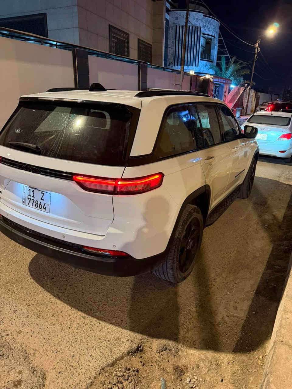 جيب كراند شيروكي التيتيود بلاك ادشن .
الموديل : 2024 . (خليجي) . 
المحرك : 293hp . V6. 3.6L . 
العداد : صفر كيلو متر . (زيرو) . 
الضمان : 3 سنوات او 60 الف كيلو متر . 
المواصفات :
* 5 راكب .
* دفع رباعي 4x4 . 
* رادار امامي مع مانع تصادم . 
* تحذير الخروج عن المسار . 
* تحذير النقطة عمياء  .
* نظام تحذير عند التقاطعات. 
* شاحن موبايل وايرلس. 
* ويل قياس 20 انج .
* فتحة سقف . 
* لوحة القيادة بقياس 12 أنچ. 
* كير شفتر بالستيرن . 
* كاميرا خلفية. 
*شاشة كبيرة 10.1 أنج
* المصابيح الأمامية زنون .
* كشافات الضباب زنون . 
* دخول ذكي. 
* تشغيل عن بعد .
* الصندوق الخلفيي كهربائي .
* فرش المقصورة الداخلية من الجلد والشاموا .
* مقعد السائق كهربائي .
* المقاعد الأمامية تدفئة .
* حساسات خلفية . 
* دوسات جانبية .
* مكيف خلفي . 
* تدفئة مقود القيادة . 
* مانع تصادم خلفي .
* بلوتوث تلفون . 
* محدد سرعة . 
* نظام التشغيل والإطفاء الاوتوماتيكي .
شركة هارلم للوكالات التجارية

+964 771 086 1819 البصرة, العراق


**إذا كنت صاحب هذا الإعلان وتريد حذفه لأي سبب، رجاءا أرسل رسالة إلى الدعم الفني**