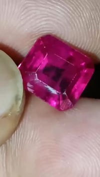 ياقوته  بورمي   لون ارجواني    من 6 إلى 8 قيراط       للبيع   07723258...