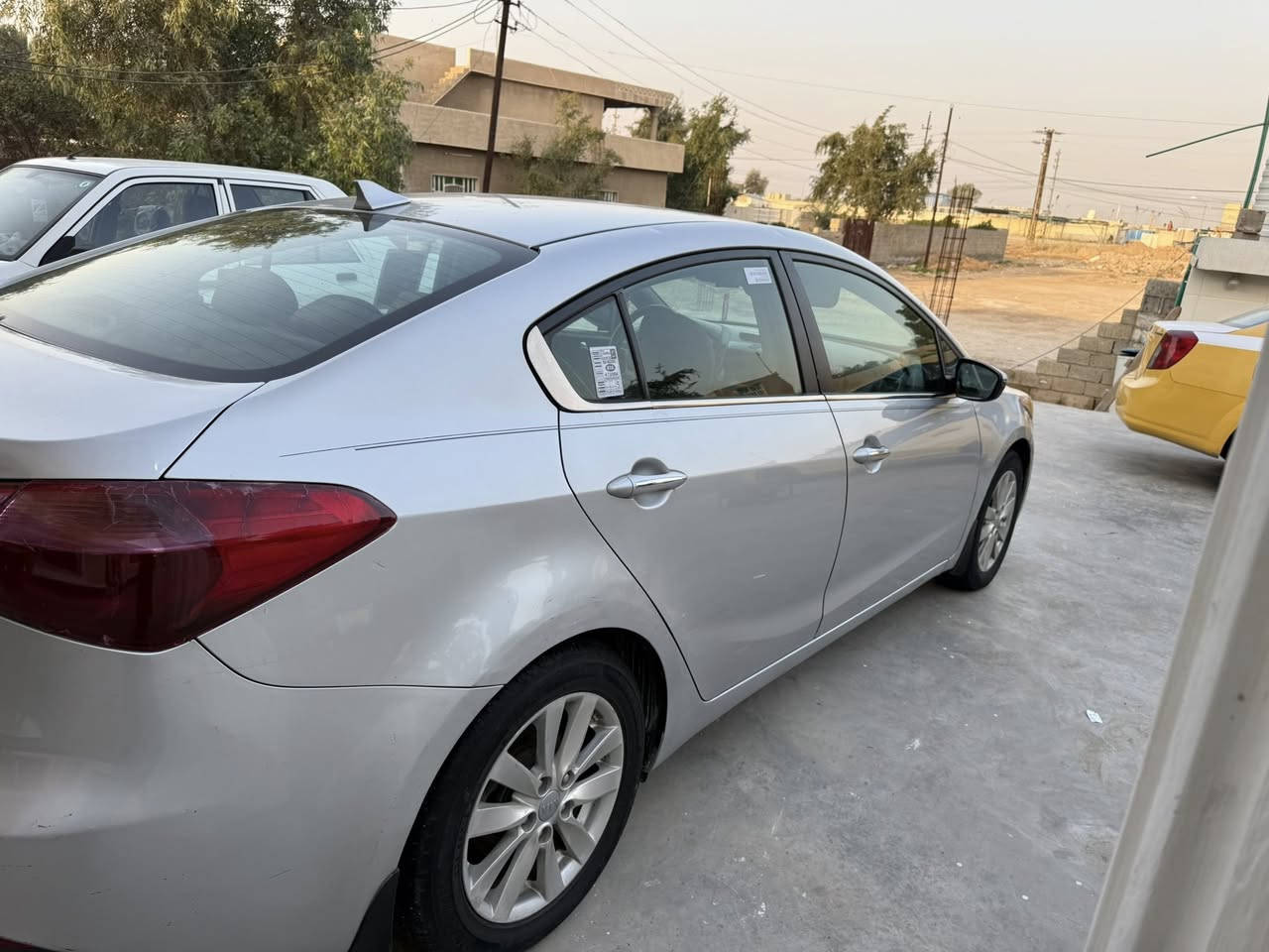 السلام عليكم كية فورتي موديل 2015 وارد أمريكي حادثها بصيط حيل السعر ١١٠ ورقة وبيها مجال عنوان بغداد قرب البسماية ***********
