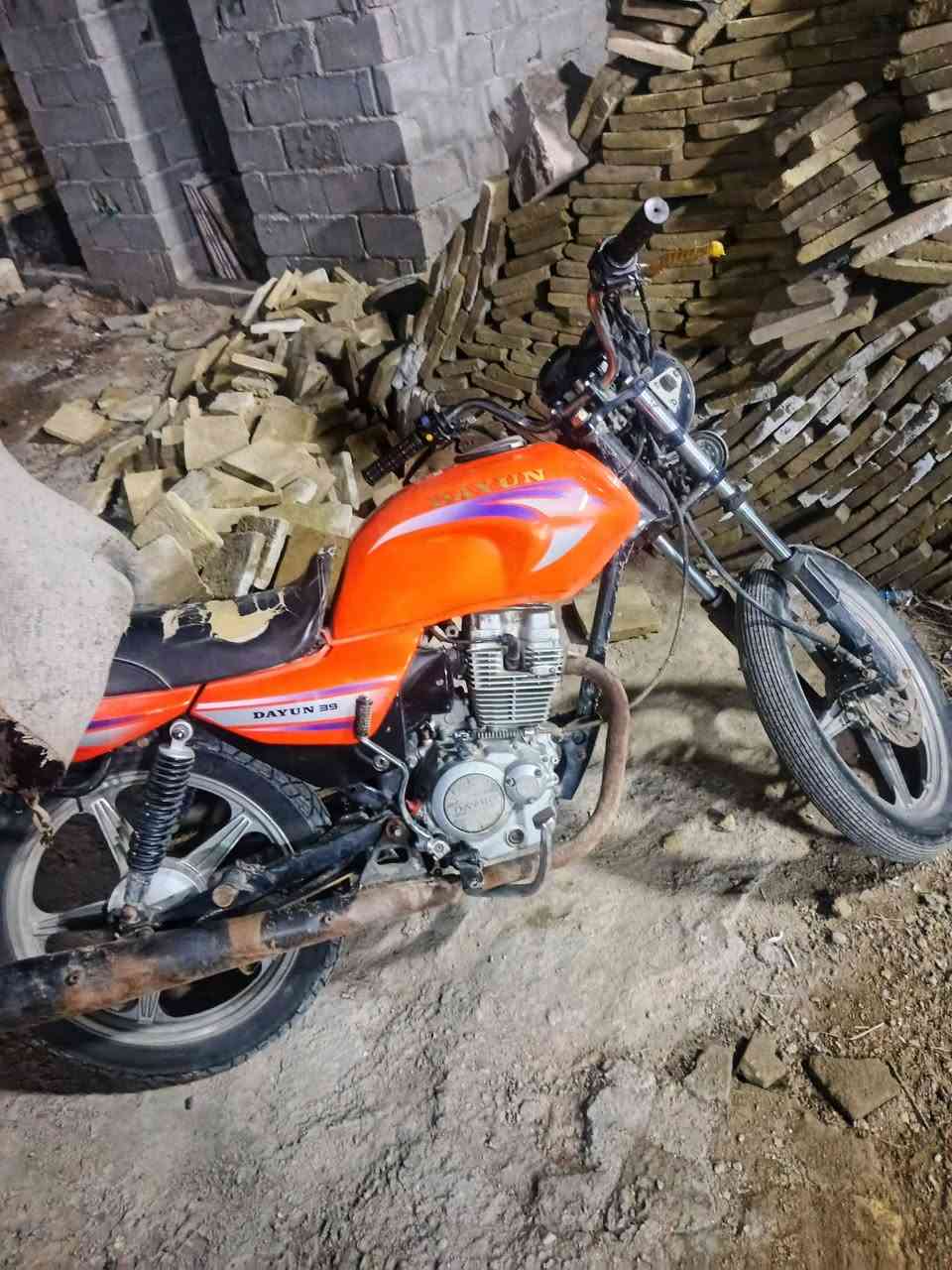 السلام عليكم دايون كلك ومابيه ابليته للبيع مكان حله شارع 80 جهت كربلاء السعر 400وبيه مجال قليل وهاذه رقمي***********
