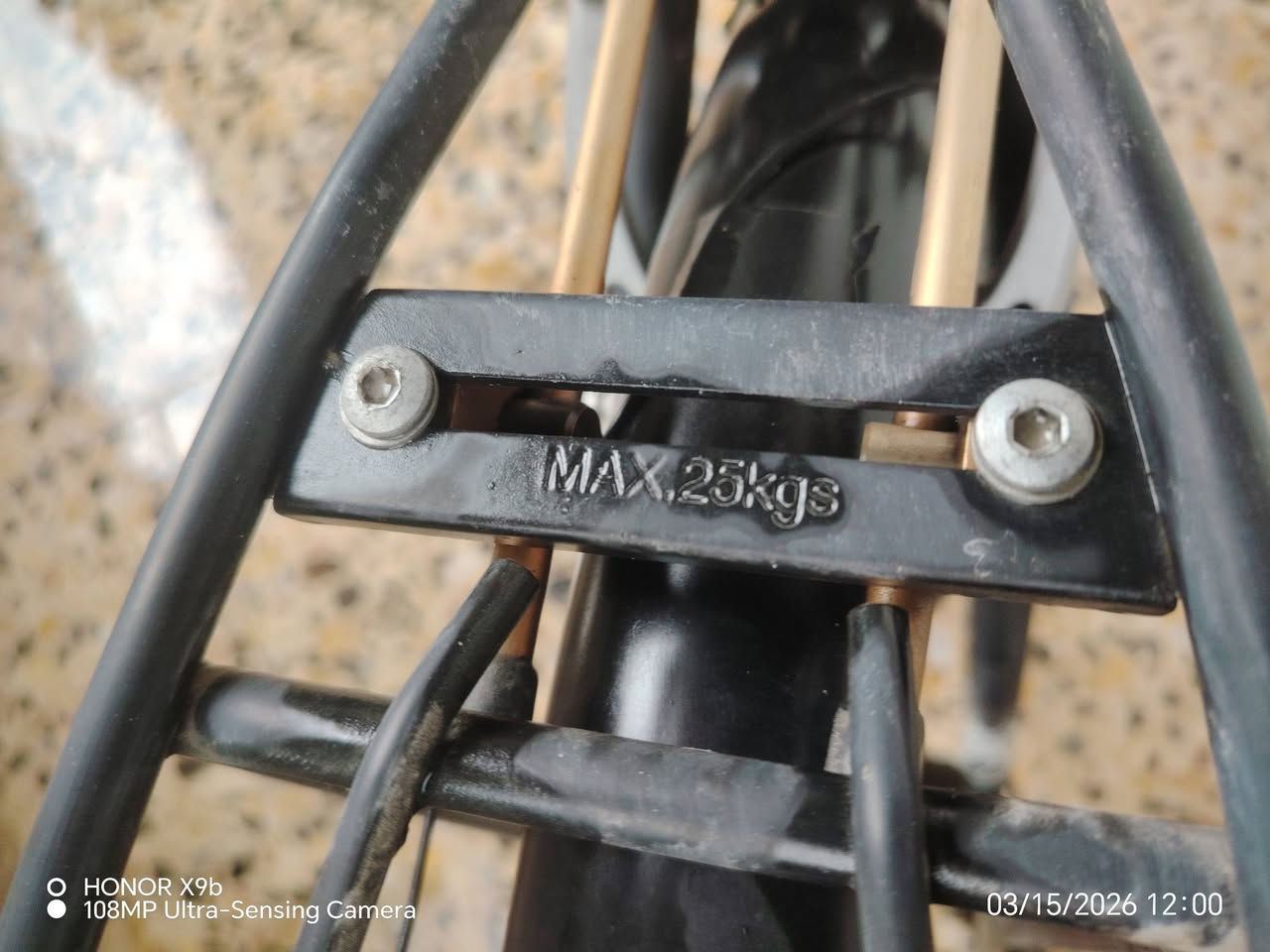 السلام عليكم بايسكل بتوين فرنسي خاص بالترحال مابي شي ولا نقوصات مثل ما موضح بالصور رايده للبيع او المراوس مع بايسكل جبلي ماركه زينه
السعر  300 وبي مجال بسيط
*********** واتساب متوفر
