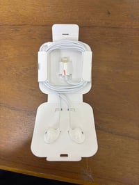 سماعة كيبل ايفون • أصلية • بالكارتونه