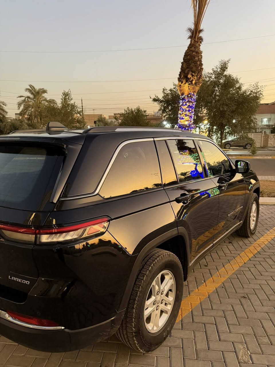 جيب لاريدو  5 راكب
الموديل : 2023 . (وارد امريكي) . 
المحرك : V6.  3.6L . 
العداد : .(90,000 m) . 

* الحادث موضح بالصور شفة البنيد مصلح نفسه او مصبوغ او رصعه بالتكمه الي فوك باب السائق ع كد شبر مصلحه او مصبوغه او بارد بالجاملغ الامامي صور الحادث او رقم الشاصي موجودات ويه الصور 
* رادار امامي مع مانع تصادم. 
* شاحن موبايل وايرلس. 
* تعديل وضعيات مقود السائق كهربائيا. 
* دفع رباعي
* شاشه كبيرة اوكامرا 
* نظام الخرائط (GPS).
* كير شفتر بالستيرن. 
* المصابيح الأمامية LED. 
* تشغيل عن بعد.
* الصندوق الخلفي كهربائي.
* المقاعد الأمامية للسائق كهرباء.
* حساسات خلفية. 
* 5 راكب.
* مانع تصادم خلفي.
* بلوتوث تلفون. 
* محدد سرعة. 

السعر 290 ورقه  مكان السياره بغداد حي الجهاد
 للاستفسار اكثر
***********
