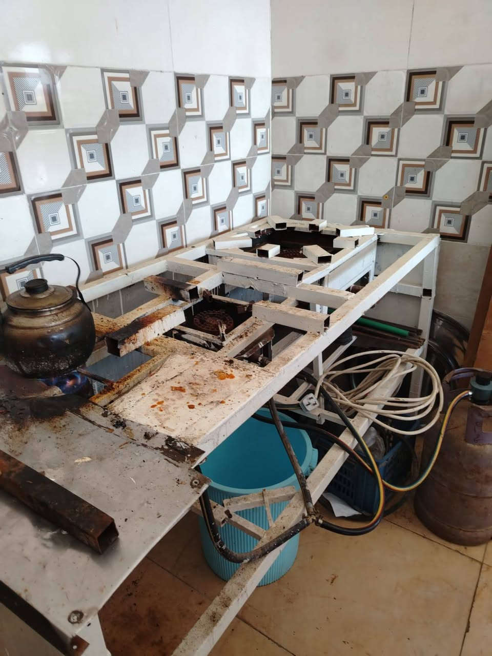 ثلاجه عارضه مستعمله سعرها ١٨٠الف وبيها مجال .طباخ مطاعم ٣عيون بريمز ٢٠٠ وبي مجال .منقله كباب ٣٥٠ وبيها مجال .المكان بغداد حي العامل شارع الشلامجه ***********
