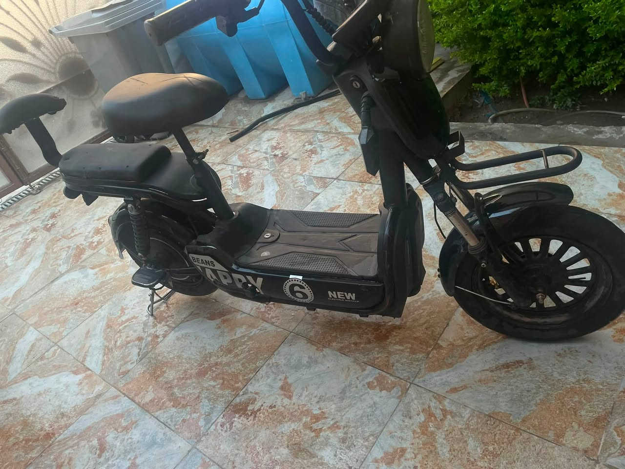 سلام وعليكم دراجه شحن حجم 14 نضافه 75. 4بطاريات جدد الدراجه صالي سنه من ماخذه دراجه ما ناقصه شي بس التاير الخلفي بي زرف خفيف اذا تنفخه وره يومين يله يفش الدراجه رايده 150وبيه مجال للشراي عنوان بغداد السيديه رقم ***********
