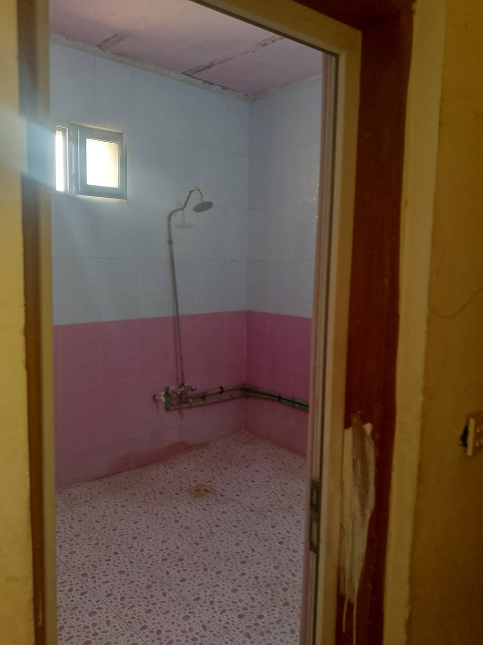 السلام عليكم ورحمه الله وبركاته شقه للايجار حي الفرات قرب حمو رابي شارع تبليط *********** تفاصيل انتصل على رقم
