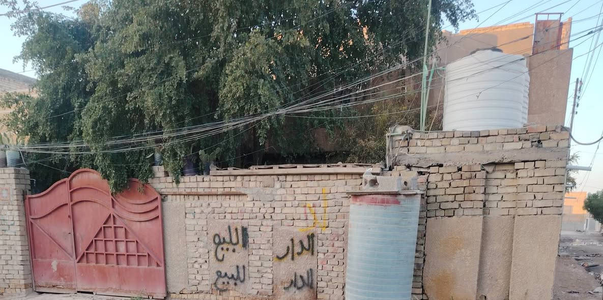 الدار للبيع مساحة 200متر بشارع الشمري قاط ونص ركن علئ شارعين لبيت علئ شارع تبليط يحتوي علئ غرفتين وصالة واستقبال ومطبخ وحديقة وكراج سياره القاط الثاني غرفتين البيت كلة كاشي
ثالث خط عن شارع العام قريب علئ سوق الشمري قريب علية مدرسة ها.. ***********
