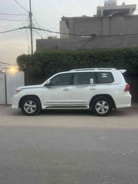 لاندكروز 2014  مكفوله عامه  ماشيه90 الف  رقم سليمانيه  مكينه v6 حساسات...