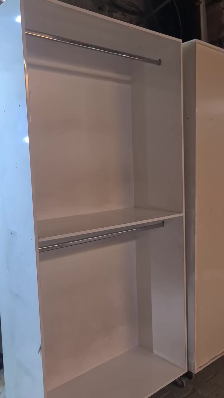 سلام عليكم 
لوكرات ابيض اندي اف شغل درجة اولى وجواهن تايرات أصلية  الأرتفاع  250 سم. والعرض. 125  سم. والنزال. 50. سم  لكل لوكر
سعر اللوكرين. 250 الف   وبيهن مجال 
المكان بغداد. الحرية  *********** 
***********
