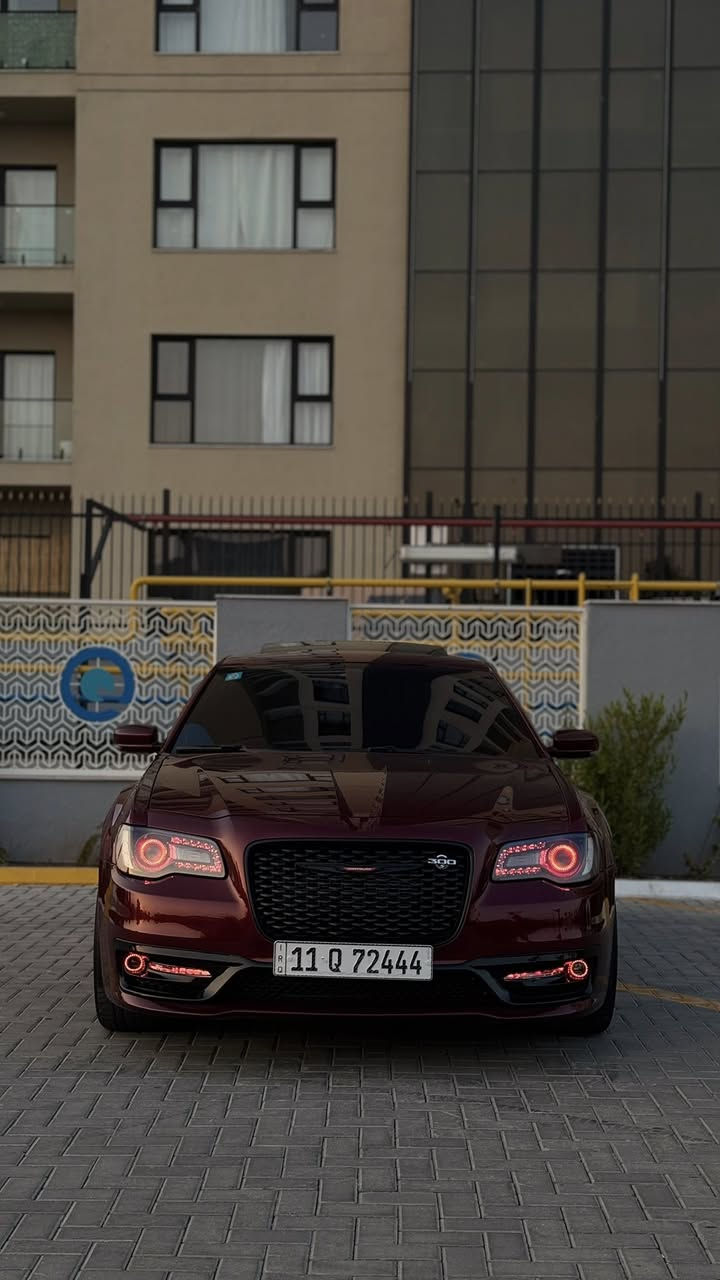 السلام عليكم كرايسلر SRT – Last Call موديل 2023
المحرك: V8 سعة 6.4 لتر (6,400 سي سي) – SRT

اللون: كرزي 

العداد: 11,000ميل 

الرقم: بغداد باسمي

الفئة: أعلى فئة – مواصفات خاصة

الموقع: بغداد

أهم المواصفات المتوقعة لكرايسلر SRT 2023 Last Call (أعلى فئة):

الاضافات :

اكزوز كورسا

تفريغ +برمجة 

ولف حماوه ريسنك حماوه ربع

اوركل بجم كامل متحرك 

الأداء:

محرك HEMI V8 سعة 6.4 لتر بقوة تقريبية 485 حصان.

ناقل حركة أوتوماتيكي 8 سرعات مع نظام تبديل السرعات من المقود.

نظام دفع خلفي

ويالهSRT رياضية قياس 20 إنش.

أضواء LED أمامية وخلفية مع إضاءة نهارية.

فتحات تهوية على غطاء المحرك لزيادة التبريد.

مقاعد جلد هلكات ، تبريد وتدفئة للمقاعد الأمامية +تدفئة للمقاعد الخلفيه.

شاشة وسطية Uconnect قياس 8.4 – 10.1 إنش (حسب النسخة) مع دعم Apple CarPlay و Android Auto.

عدادات رقمية SRT مع أوضاع قيادة رياضية (Track, Sport, Auto).

نظام صوتي فاخر Harman Kardon أو Alpine (19 سماعة).

مقود رياضي مسطح من الأسفل مع تحكمات متعددة.

السلامة والمساعدة:

نظام تحذير من التصادم الأمامي (FCW).

نظام مراقبة النقطة العمياء (Blind Spot Monitoring).

حساسات أمامية وخلفية + كاميرا رؤية خلفية.

نظام مانع انزلاق + تحكم إلكتروني بالثبات.

صبغ جاملغ وبنيد فقط

المكان بغداد

للاستفسار 

***********
