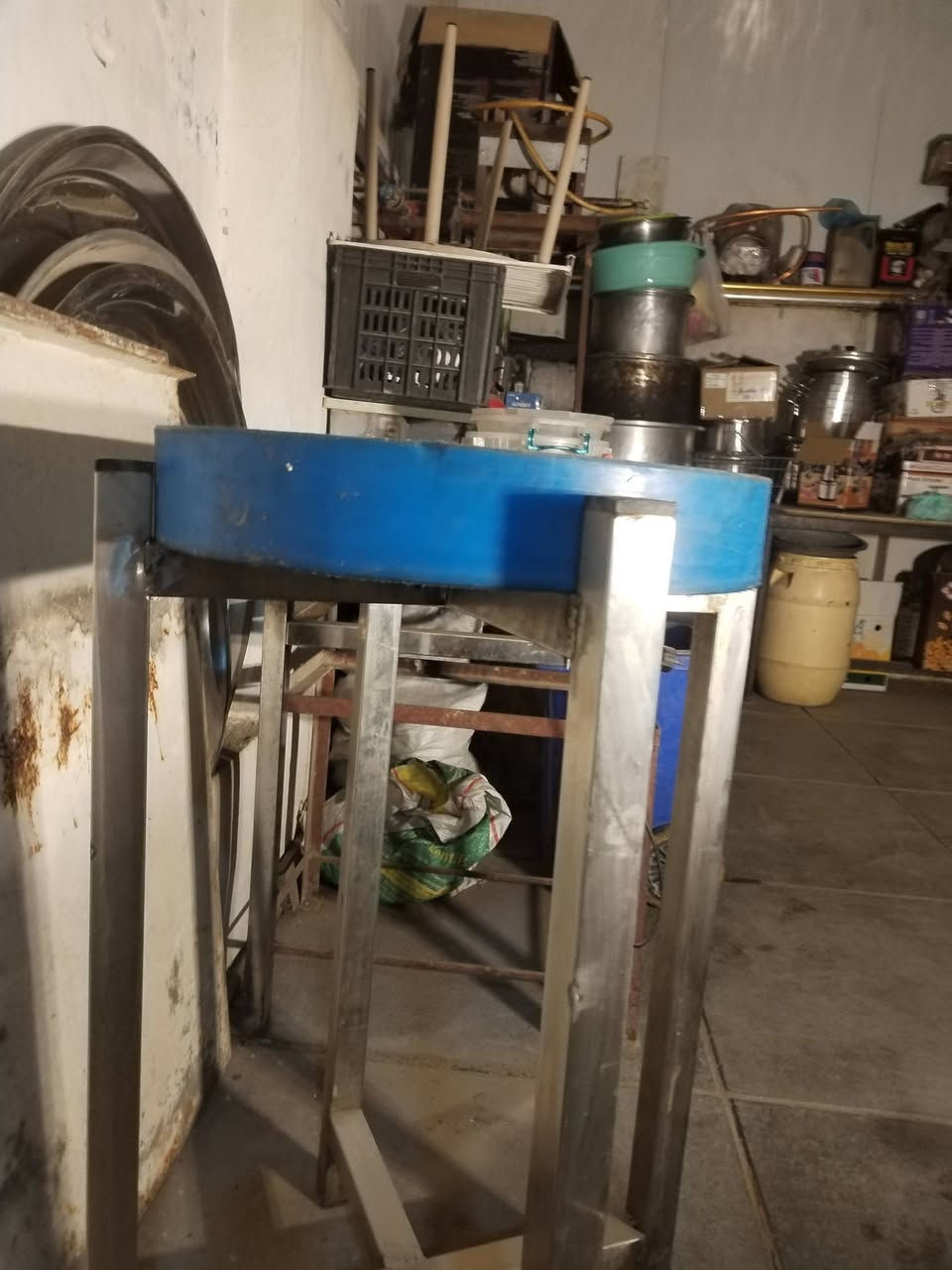 اخوان من رخصت الادمن اريد أعرض أغراض مطعم للبيع ماكنت حمص صناعيه للبيع مع بلانكوات وسفديجات ومصافي كبيره ستيل وكنارات لحم وتختت قصاب للبيع والسعر قيم بما يرضي الله وبيع ان شاء العنوان صليخ الرقم ***********
