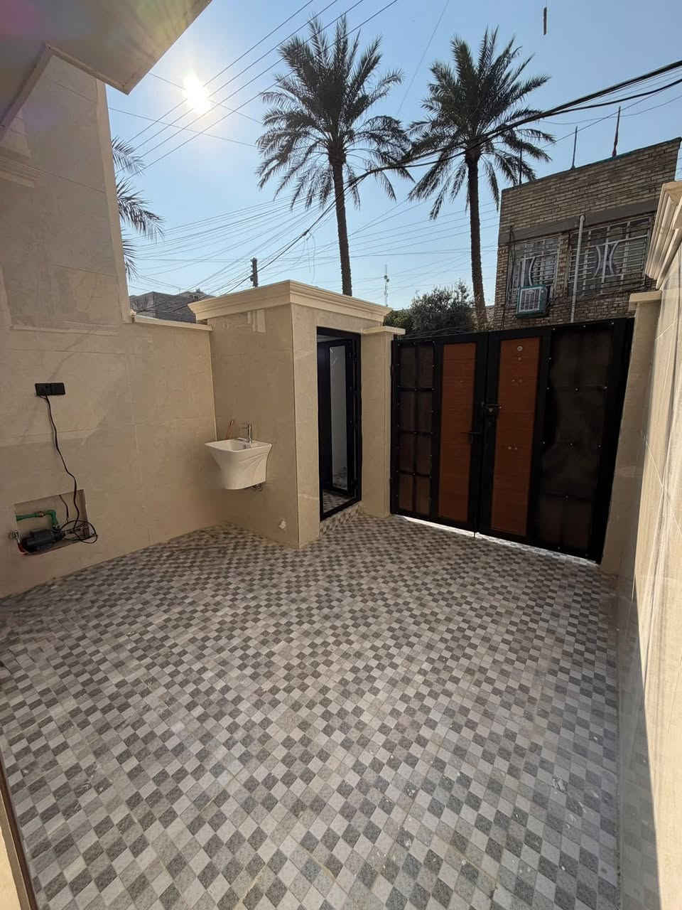 الدار للبيع 🏡 السعر /225👌 قفل💛
بناء درجة اولى 
الشعب شارع عدن مقابيل مطعم حجي عادل
المساحة 100 م 
يحتوي الطابق الارضي على كراج وخدمات خارجية ومغسلة 
الدار مدخلين 👌👌
استقبال ومطبخ حار وبارد ومنور وخدمات وغرفة نوم
ويحتوي الطابق الثاني على غرفتين نوم وخدمات ومكان غسالة وبيتونة كبيرة
وسطحين 
(للاستفسار اكثر يرجى الاتصال على الرقم 
متواجد هذا الرقم على الواتس اب والماسنجر (*********** )
او على الرقم التالي ***********
او زيارة مكتب تبارك للعقار والمقاولات الكائن في شارع الاسواق المركزية قرب مطعم ميامي
