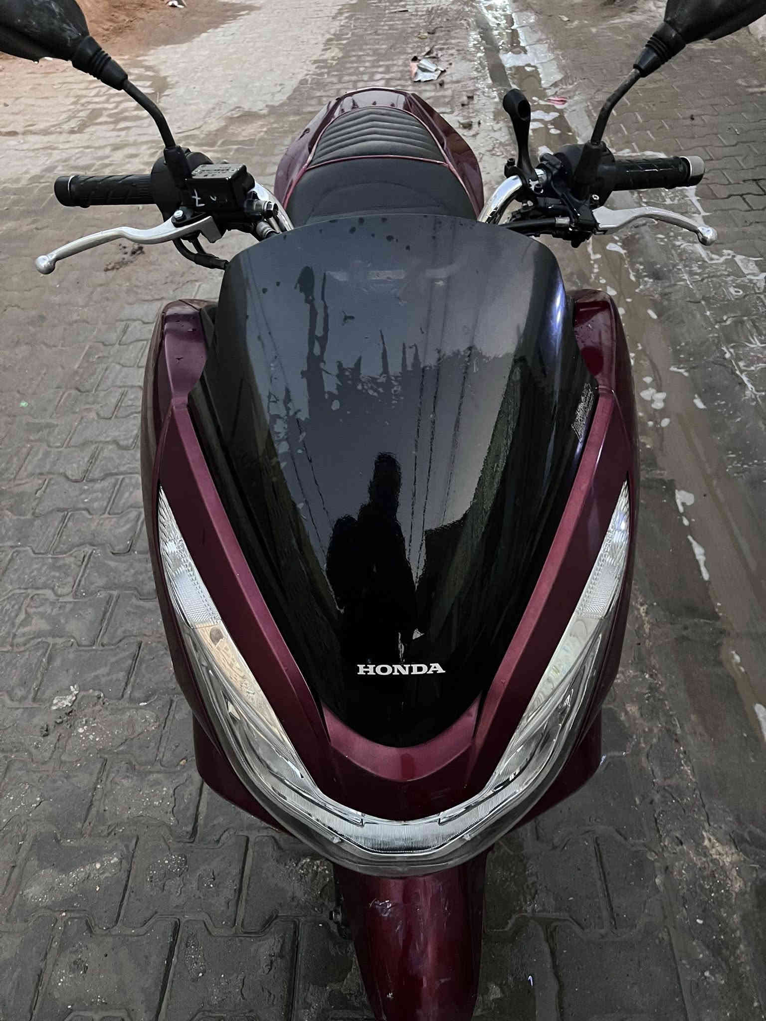 Pcx جيل الثاني 2018 
مكينه خير من الله  وكلش حلوه

اللون صدفي

الحجم 150 

حساس ازدحام

حساس اطفاء 

حساس استان جانبي 

مكينه بلاديه ما مفتوحه ولا بيها اي شي 

زوج تايرات مبدل جديد فيتنامي اصلي 

ما بيها اي شي الدراجه صافيه ومرتبه

السعر 16 ورقه 

مدينه الصدر /شارع الفلاح 

***********
