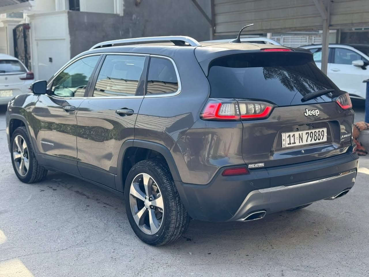 🚗 للبيع Jeep Cherokee 2019 (شكل 2020)

📍 رقم بغداد
🎨 اللون: رصاصي / رمادي
📏 الممشى: 103 ألف

✨ المواصفات:

* فول مواصفات عدا البانوراما
* تحكم سترين أمامي وخلفي
* كشنات جلد كهربائي
* قطعتين تبريد
* داخلية سوداء
* شاشة تحكم
* إشارات بالمرايا
* جنطه  شفط
* بصمة + تشغيل عن بعد
* مانع انزلاق
* ومواصفات إضافية معروفة ومميزة
مكان السيارة : الديوانية

🔧 ملاحظات:

* حادث (بجم) بدون شاصي
* فقط الخشم مليوح شي بسيط وتم تصليحه عالبارد (سونار موجود)
* داخل العراق: حادث باب السائق مبدل وكالة

🔧 ملاحظة مهمة:

* تم تبديل مكينة وكالة (شرط)

📞 للاستفسار:
***********
***********
