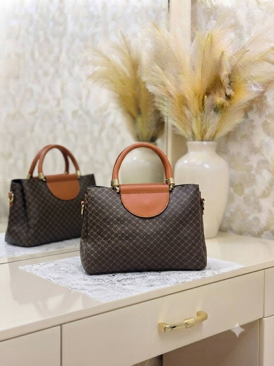 "كوني محط الأنظار مع هذه الحقيبة الاستثنائية! 👜 دمج مثالي بين الفخامة والأنوثة بفضل تفاصيل الكريستال اللامعة. متوفرة الآن باللون الأسود الملكي والأحمر الساحر. لا تفوتي فرصة التميز!"للطلب واستفسار مراسلتنا خاص او على واتساب 
*********** البصرة, العراق

