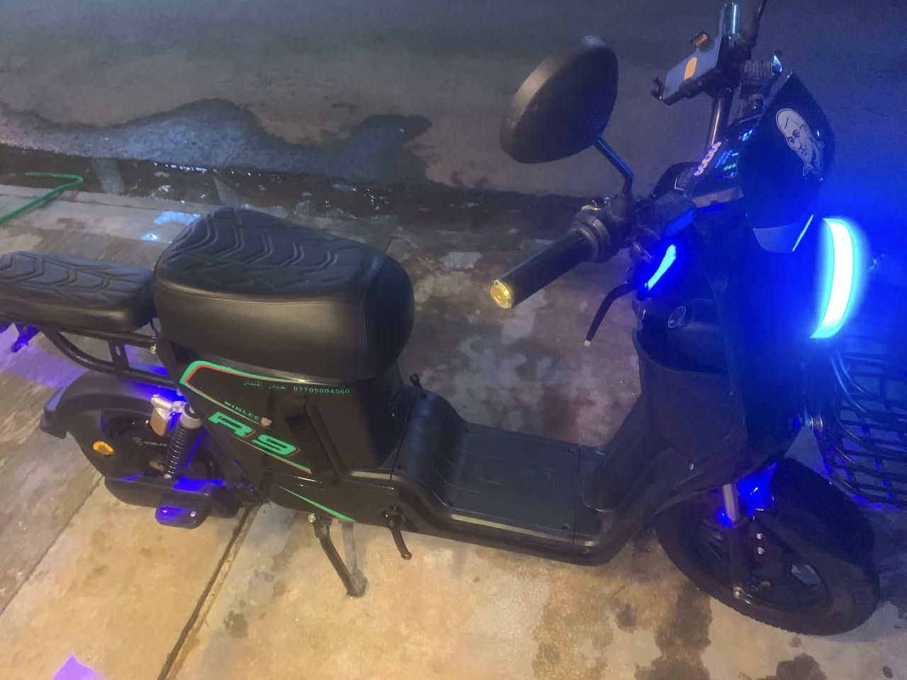 السلام عليكم دراجة شحن R9للبيع نضيفه وكلشي مابيه موديل 2026 اشارات يمنه يسره شغال ودبل اشاراه شغاله ولايتات الوان شغال ولايت عالي ناصي شغال وبك وهورن شغالات و 4سرع وبريكات امامي وخلفي شغالات ودبلات خلفي رياضي وتشتغل على كارتات 2ودبل شويج وبصمه 
السعر 500 آلف قفل سرعته 70حقيقي و5بطاريات كبار وشاحنته موجودة للاستفسار الاتصال على رقم الهاتف
***********
