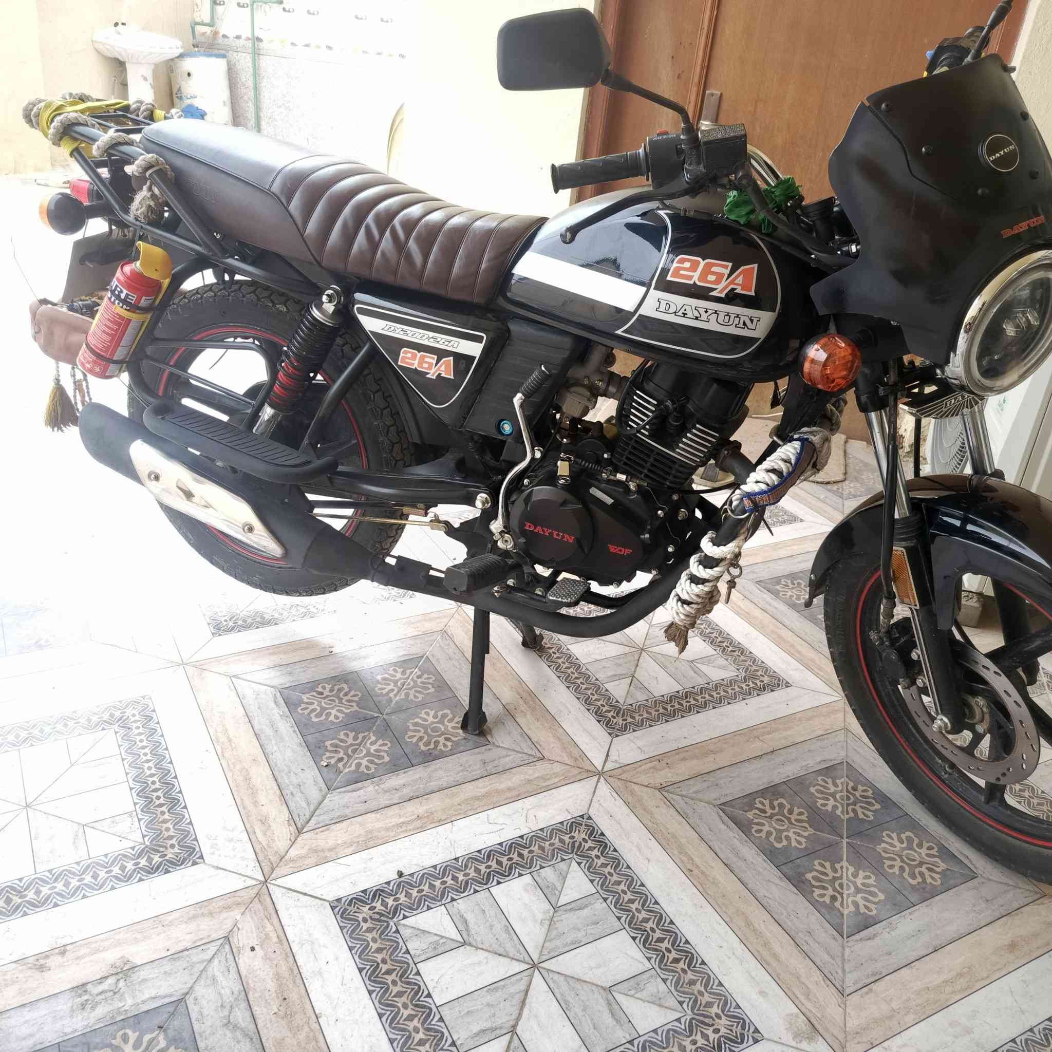 السلام عليكم من رخصت الادمن
دراجه دايوان موديل 2025 صار شهرين من ماخذها 

لون اسود عبده 

اوراق سكنر ويه المكاتبه 4اوراق يعني

دراجه جديده جديده جديده 2025=2025

اوراق سحب سكنر 

مجمبزه جمباز على أيدي فووول ترتيب 

اخوان المو شراي لا يتعبني الي بس يحب يعامل كذلك لا يتعبني 

اريد شراي يجي يشوفها يقتنع بيها ويشوف خيرها 

السعر من يفحص يدلل

العنوان واسط العزيزيه حي ال150
***********
