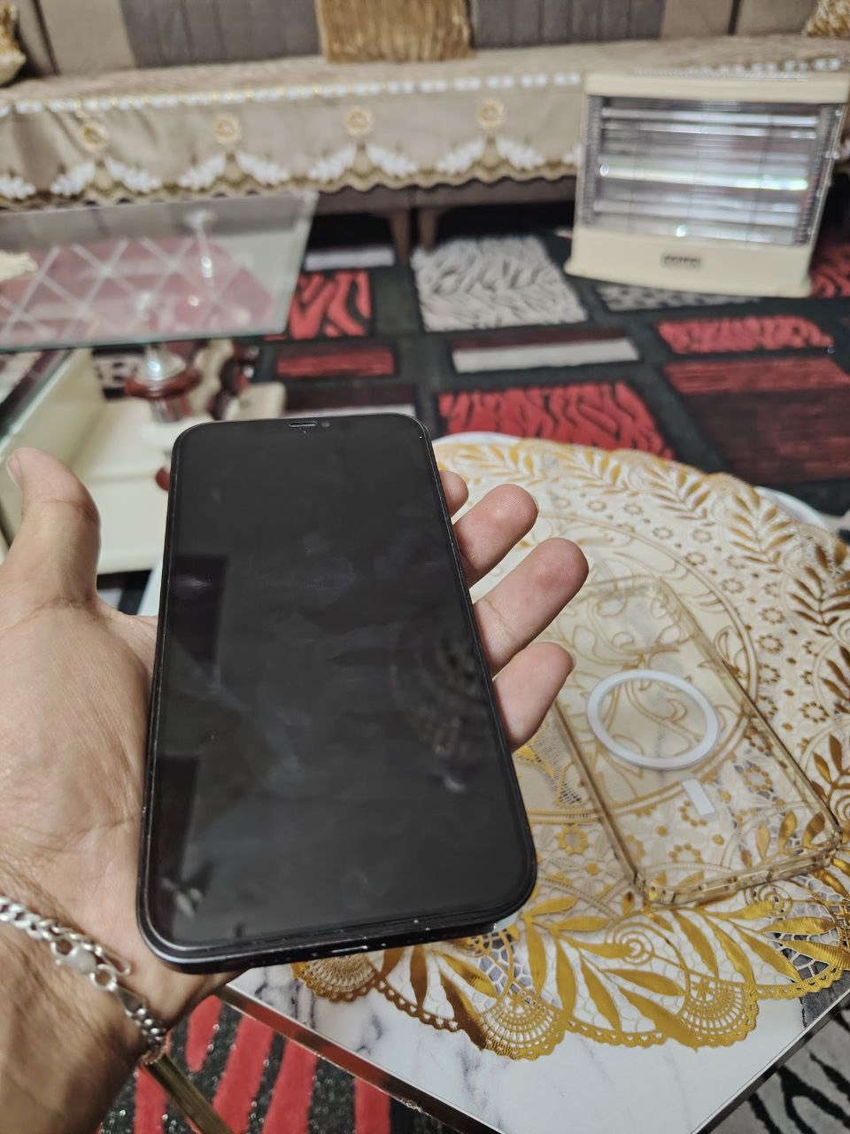 سلام عليكم آيفون ١٢شركه ماستر تلفون نضيف قبل يومين بدلتله بطاريه تقره١٠٠ امدل فقط بطاريه مكان تدبير السعر ٣٧٥ رقم ***********
