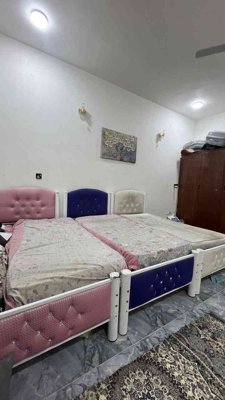 سلام عليكم
كنتور صاج خمس بيبان مع جرابي عدد 3 مع دوشك لكل جرباية 
الكل بحالة نضيفة مكاني كربلاء للاستفسار على الرقم
***********
