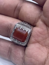 قطعه من العقيق فضه عيار 925   السعر 80 الف بغداد مدينة الصدر /07717968...