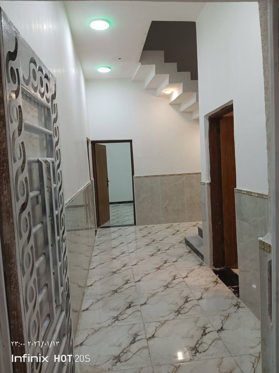 سلام عليكم 
بيت بناء جديد للبيع المساحه الكليه متر126 يتكون من غرفتين وصاله ومطبخ وديوانيه ومشتملات خارجيه
الموقع البصرة الهارثه كرمه علي قرب ساحة التشابيه 
هاتف ***********
