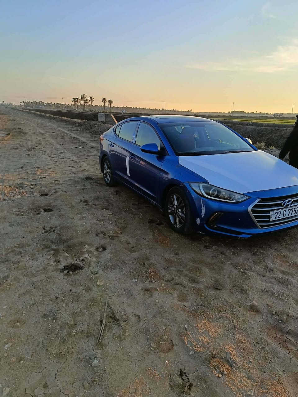 السلام عليكم سياره الالنتراى لبيع موديل 2017 وارد امريكي حادثه خفيف كلش بس بنيد مابدل مصلح نفسيته فول سياره كامل مواصفات فتحه بصمه سياره رقم اربيل بسمي الدولي مداور سياره كامله هزه جديده
سياره جاهزه مكينه كير حداديه تخم تاير جديد تبريد تدفئه كله شغال
السعر 123او بيها مجال بصيط 
العنوان نجف قضاء المشخاب ***********
