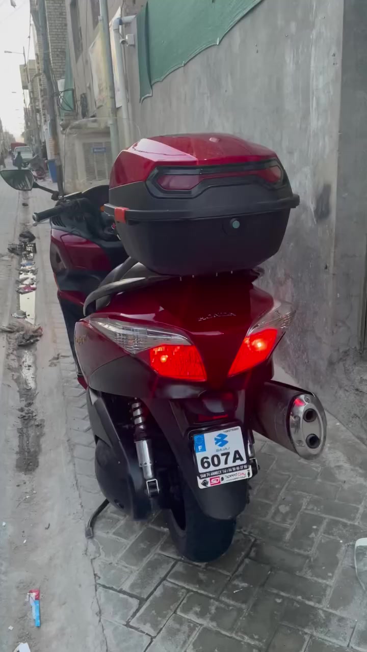 سلام عليك 

سلفر ونج جيتي (400)ماشيه(38) حقيقي مكفول الدراجه بس عدي اليبس يشكل ما عداه مصبوغه لون دم الغزال المميز أكفلك سرقه واسويلك مكاتبه واطيك منفيس السعر 18وبيه مجال مكان مدينه الصدر الرقم ***********
