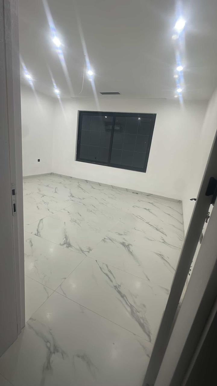 � للبيع بيت زيرو فاخر – مجمع زنار سيتي

📍 الموقع: مجمع زنار سيتي السكني – خلف كنجان سيتي
📐 المساحة:
▪️ الأرض 240 م²
▪️ البناء: 300 م²

✨ المواصفات:

 • بيت جاهز للسكن
 • تصميم داخلي مختلف ومميز عن باقي دور المجمع
 • واجهة فخمة بتصميم كلاسيك راقٍ مع أعمدة ديكورية
 • صالة ضيوف كبيرة
 • صالة داخلية واسعة
 • 4 غرف نوم�▪️ 2 غرف سويت (حمام خاص)
 • مطبخ مؤثث بالكامل
تنباع ويا الاثاث و بدون اثاث
 • طاقة شمسية
 • سبالتات مركبة
 • مقابل الحديقة مباشرة
 • مجمع متكامل ومجهز بكافة الخدمات

💎 بيت فخم وعملي، مناسب للعوائل الباحثة عن الراحة والهدوء داخل مجمع سكني راقٍي
لاستفسار اكتر اتواصل ويا الارقام التالية 
***********
