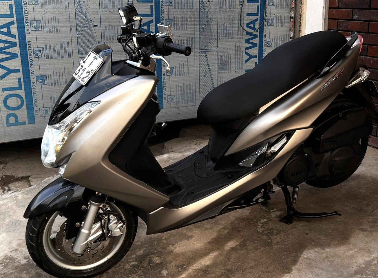 للبيع دراجة
Yamaha majesty 155 s 
2014 مكينة 155 سي سي
( مرقمة بغداد رقم انكليزي ) 
وكامله وبيها هزه يعني الدراجة مهزوزه بيه ستيكر الملصق متحتاج هزه 
الدراجة ماشية 28 الف 
عليها ادامة كاملة 
من ناحية المكينة 
سويتلها صيانة يم الأخ داود الجبوري رجل مبدع بعمله
 تنظيف حجرة الأحتراق كاملة وتنظيف الكور بل كامل 
وتبديل ولفات اصليه ختم SMAX شركة WS اصليات 
وتنظيف النوزل والجويتر والمنظومه مال راديتر بل كامل 
الدراجة بس اكول امانت الله رجعت جديدة يعني اكفلها الك كفاله عامه من ناحية مكينه وكهربائيات 
الدراجة نكرة سلف تكول بصمه من سرعة التشغيل ما شاء الله 
ومسويلها ادامة خرز الكلج الامامي وقايش اصلي مشلن جديد اصلي 
وعليها تخم تايرات امامي وخلفي جديدات امانت الله 
وعليها صالنصه رياضي ستيل تجي بيها حساس أوكسجين تجي قطعتين وكاتم اصليه ختم محفور عليها 
وبيها نواعم قبغ جوزه مزود اصلي وقبغ شاصي مزود وقطره تزويد وجاملغ الامامي يجي رياضي نادر جداً والبومه او الجامه تجي هم رياضي شكل احلى 
والكشن مدوشم بل جديد 
الكفرات ولا شخطه بيها 
وياها شغلات إضافية هم مني 
قايش اخر جديد شركة بور لينك 
وبلاجكتور اضافي وستاند موبايل ونوزل احتياط جديد 
وفلتر شوته مسلح ثاني لان هيه هم بيها واحد داخلها مسلح همين 
وبيها 3 سويجات 
وبيها ذيل رياضي اضافي وذيل بلادي ويا اشاير اصليه اضافي 
الدراجة كامله مكمله مال جناي تعبان عليها جداً امانت الله
الأدامه بل كامل مكلفتني ذاك الحساب 
الدراجة تكدر تكول شركة زيرو متحتاج اي شئ بعد 
( العنوان بغداد الدورة)
رقم الهاتف ***********
متوفر واتساب
