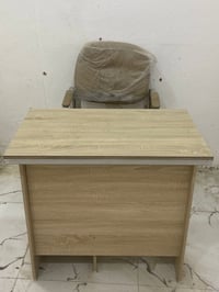 ميز • كرسي • قليل استخدام