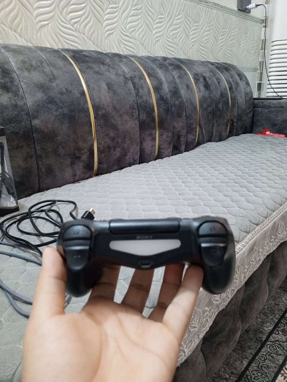 سلام عليكم ابلي فور لبيع ابلي جديد ماصارلي شهرين من ماخذه ابلي يجي وياه جميع ملحقاته وجوستك اصليه ويجي ويا يوبي اس وسماعات خاصه مال بلي فور هديه ويه ابلي سعر ب280وبي مجال الرقم *********** ولبلي ماتاخذه لو ماتفحصه
