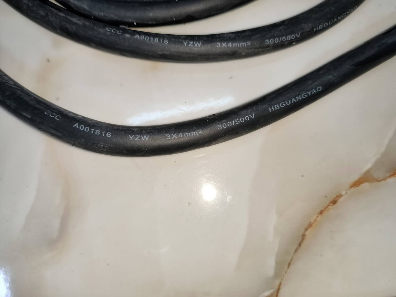 كيبل    داخلي مال بيت دفن  طول خمس امتار   قياس mm. 3×4 سعر المتر 5تالاف مكاني شرك الطارق يم محطة الشمس ***********
