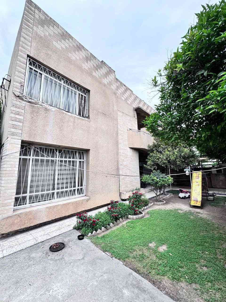 للبيع – دار سكني في حي المهندسين 

📍 الموقع: #حي_المهندسين (الفرع المقابل لمنتزه المهندسين)
📐 المساحة الكلية: 320 م²  
📏 الواجهة: 16 متر  

✨ المواصفات:
 • دار قديم ركن (بمثابة ارض)
 • قريب جدا على (منتزة المهندسين)
 • منطقة هادئة وخدمية

📞للاستفسار مكتب سعود سمير الصائغ للعقار
الموقع -موصل - حي الجوسق  - تقاطع الجسر الرابع
 *********** (📲 واتساب متوفر)
***********
***********
