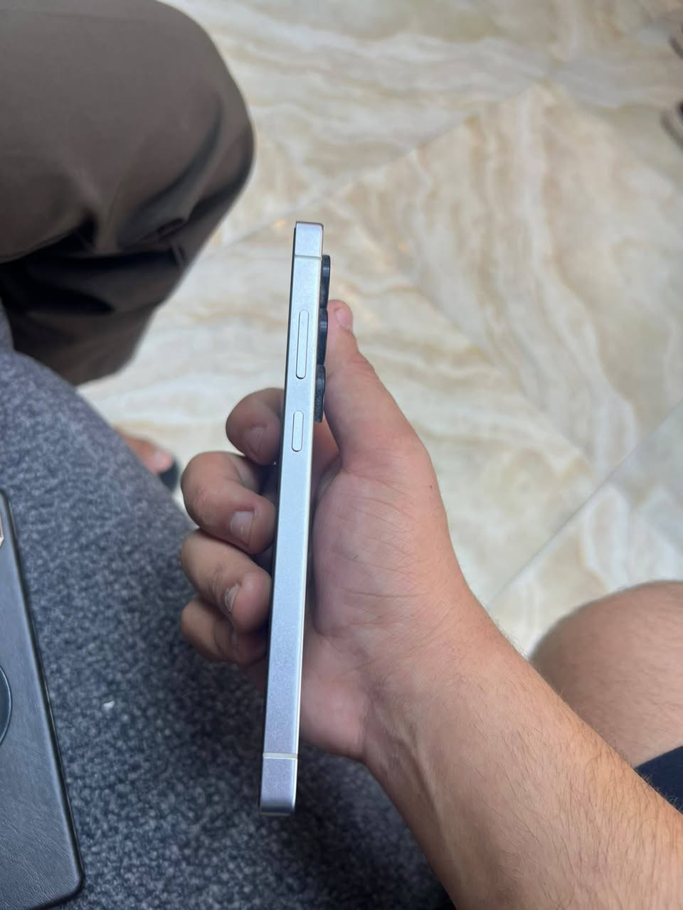 السلام عليكم للبيع S25Ultra كفاله عامه مع كامل ملحقاته السعر 1200 وبي مجال للاستفسار *********** العنوان مجمع بسمايه السكني
