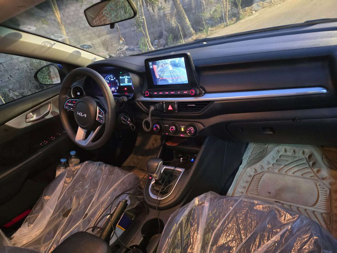 السلام عليكم كيا فورتي لون ازرق موديل 2022 رقم اربيل  الجديد نص مواصفات رادارات نقط عمياء 5ويل كب لد امامي وباقي المواصفات المعروفه السياره ماشيه 46 ميل بدون ايرباك مكينه 2000 دوش حادثهه موضح بالصور جاملق وبنيد وبيهه كلير من امريكا باب السايق وشوي من الباب الخلفي مكينه كير تبريد حداده كله كفاله السعر 132 وبيهه مجال للشراي مكاني بصره 
للاستفسار :*********** البصرة, العراق
