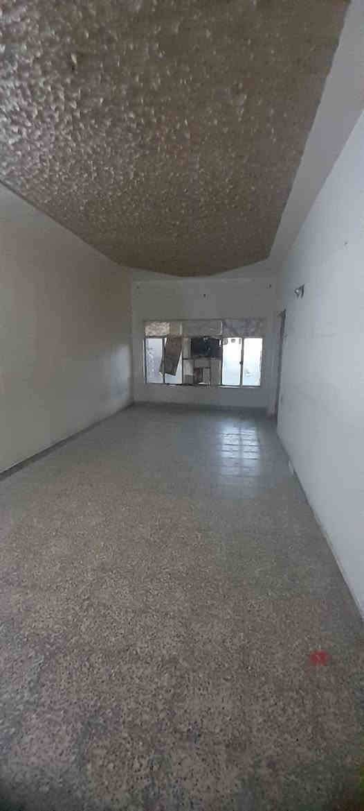 دار للبيع في منطقة الشرطه الرابعه شارع البالات المساحه ٢٢١ متر يحتوي على كراج كبير وحديقه وصاله ومطبخ وهول وغرفتين نوم وخدمات المراجعه مع مكتب الاماني للعقار للإستفسار/علي ***********
