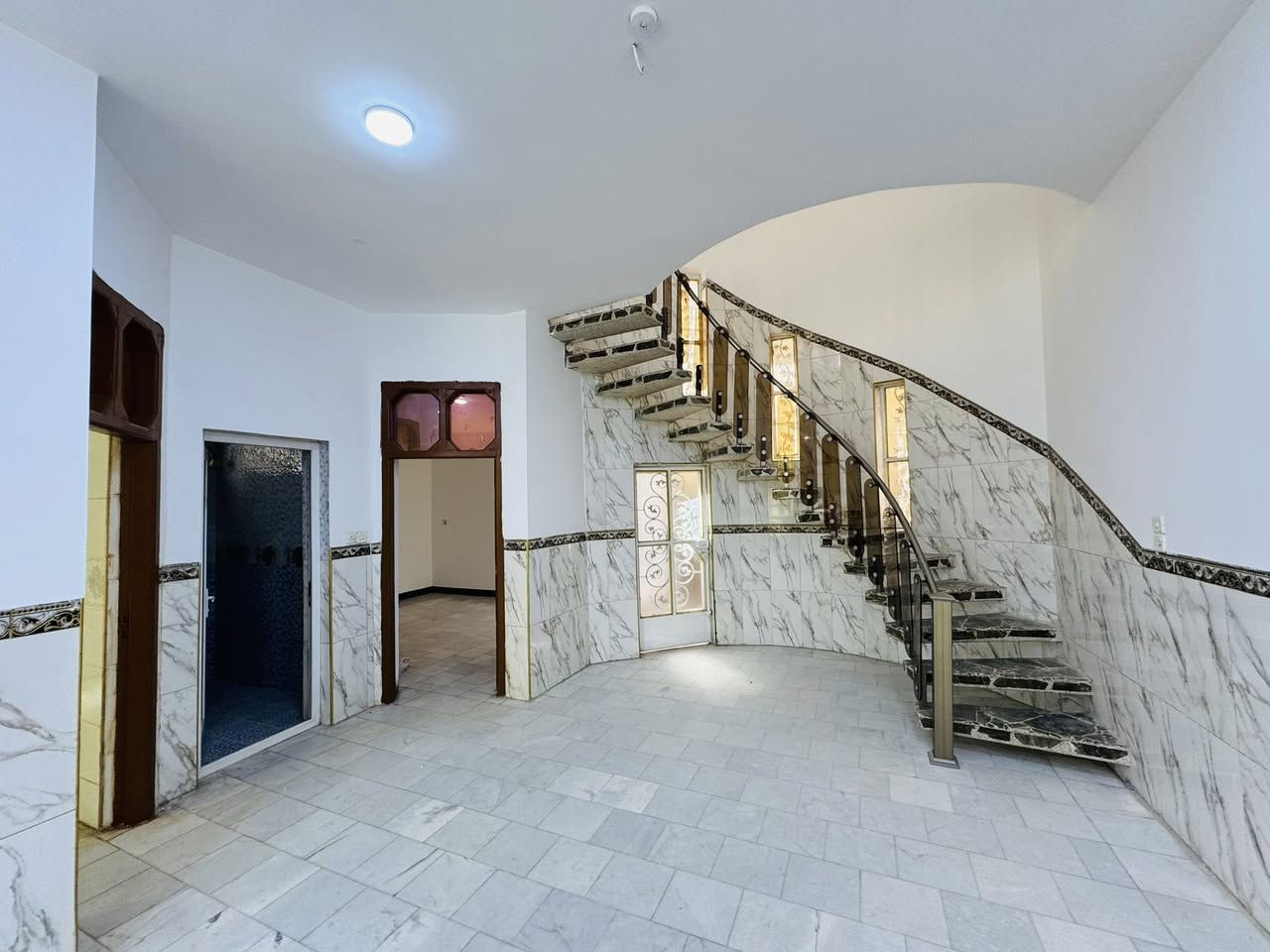 دار للبيع
المساحه 216 م

طابو زراعي سند 25 خلف ملعب كاظم نصيف مباشراً

بناء حديث ونظيف 

متكون الدار

غرفتين 

صالة

استقبال ( ضيف ) 

مطبخ

حمام داخلي

مجمع صحيات خارجية 

بيت نظيف كلشي جاهز 

للاستفسار خاص او الاتصال

‭0776 677 0036‬
